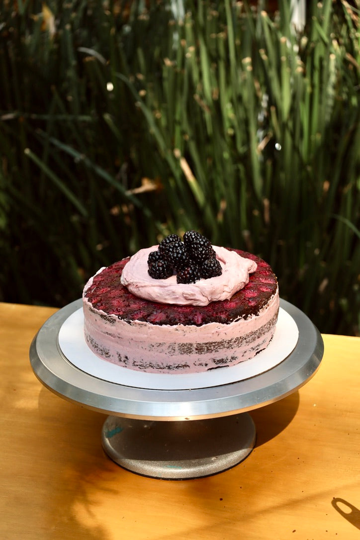 Pastel volteado de zarzamora con chocolate