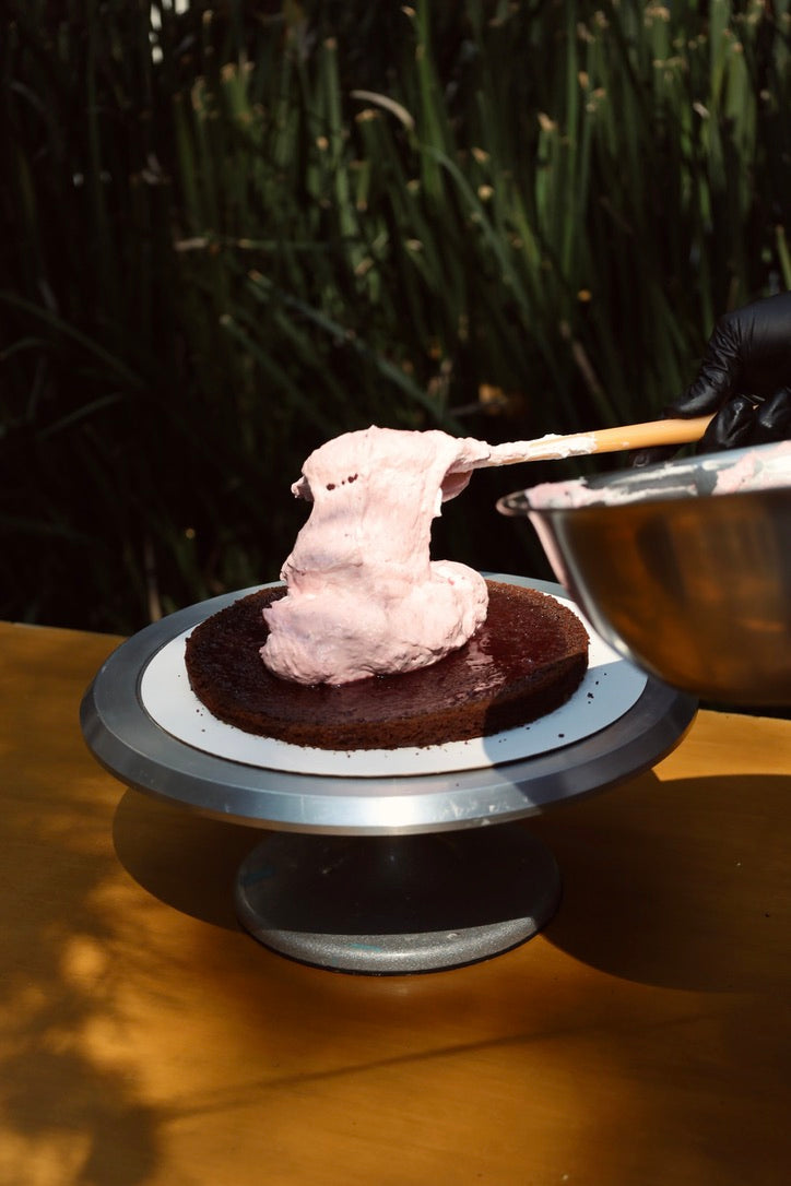 Pastel volteado de zarzamora con chocolate