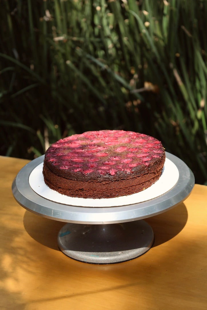 Pastel volteado de zarzamora con chocolate