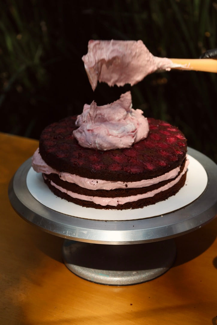 Pastel volteado de zarzamora con chocolate