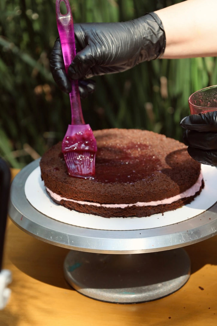 Pastel volteado de zarzamora con chocolate