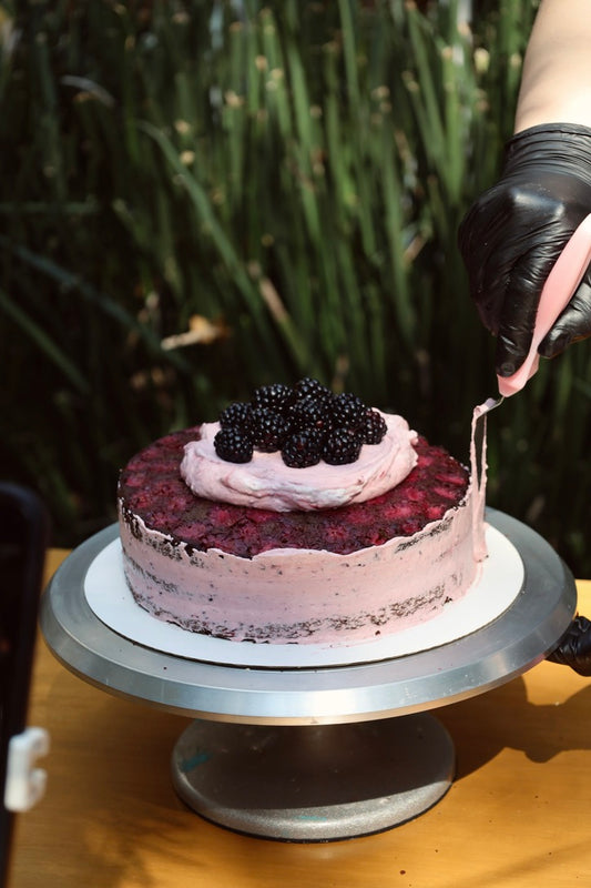 Pastel volteado de zarzamora con chocolate